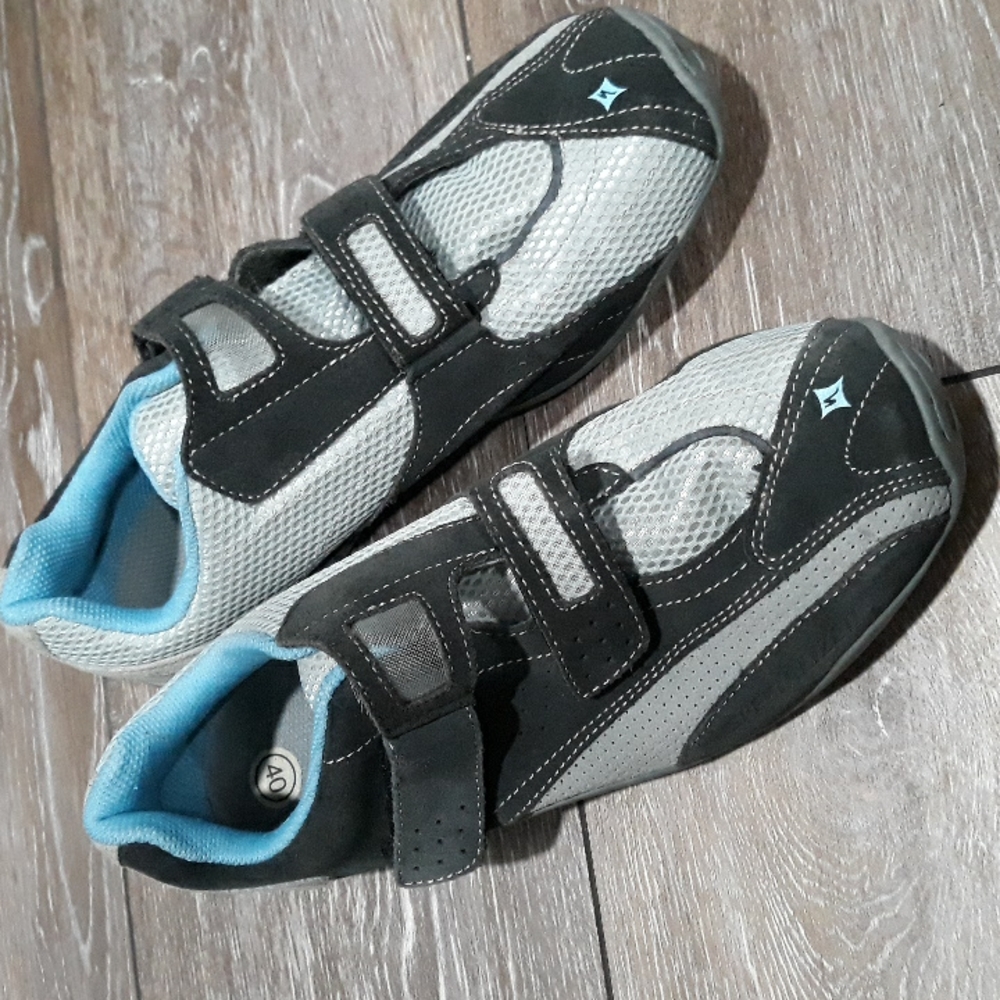 Specialized mens grey suede and mesh biking shoes. Size 9